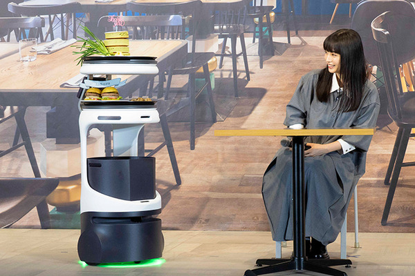 広瀬すずが自動運転の配膳ロボット「Servi」を体験　感想は?　大好物の料理に笑顔で仰天　ソフトバンクロボティクス発表会