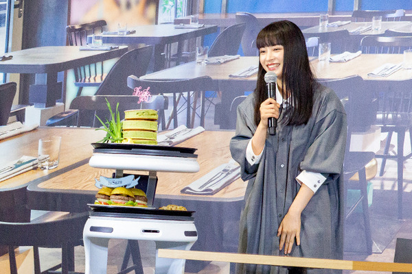 広瀬すずが自動運転の配膳ロボット「Servi」を体験　感想は?　大好物の料理に笑顔で仰天　ソフトバンクロボティクス発表会