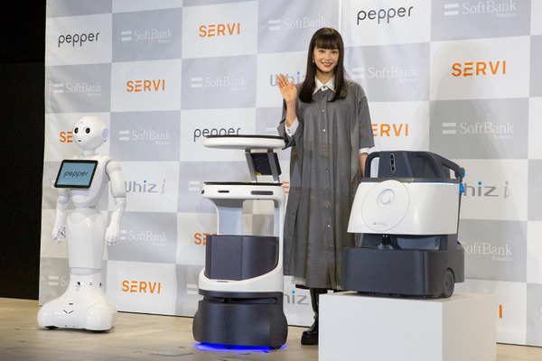 広瀬すずが自動運転の配膳ロボット「Servi」を体験　感想は?　大好物の料理に笑顔で仰天　ソフトバンクロボティクス発表会