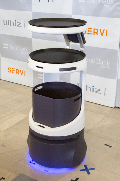 ソフトバンクロボティクスが配膳ロボット「Servi」(サービィ)を公開　デニーズ、とんでん、焼肉きんぐ、コスモポリタン等が導入