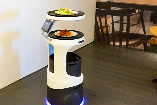 ソフトバンクロボティクスが配膳ロボット「Servi」(サービィ)を公開　デニーズ、とんでん、焼肉きんぐ、コスモポリタン等が導入