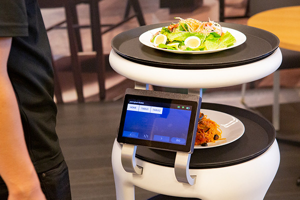 ソフトバンクロボティクスが配膳ロボット「Servi」(サービィ)を公開　デニーズ、とんでん、焼肉きんぐ、コスモポリタン等が導入