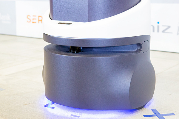 ソフトバンクロボティクスが配膳ロボット「Servi」(サービィ)を公開　デニーズ、とんでん、焼肉きんぐ、コスモポリタン等が導入