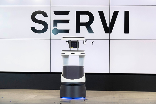 ソフトバンクロボティクスが配膳ロボット「Servi」(サービィ)を公開　デニーズ、とんでん、焼肉きんぐ、コスモポリタン等が導入