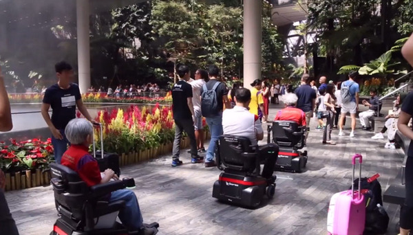 Doogの1人乗りモビリティ/自動運転車椅子型ロボット「ガルー」シンガポールの高齢者福祉業界で本採用