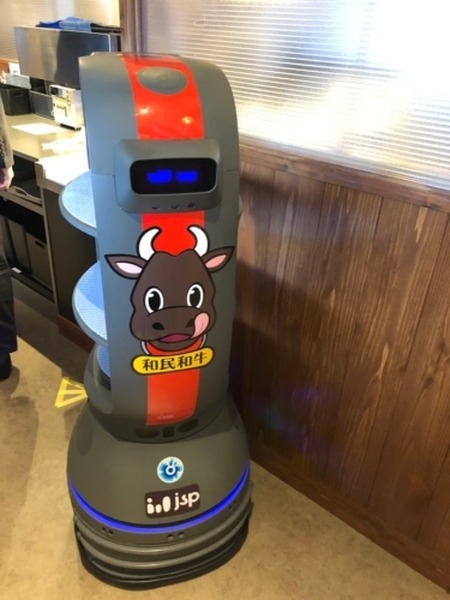 「焼肉の和民」が配膳ロボット「PEANUT」導入　接客品質の向上やホール業務の省力化と効率化、エンタメ面で期待