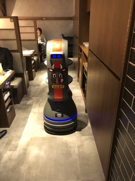 「焼肉の和民」が配膳ロボット「PEANUT」導入　接客品質の向上やホール業務の省力化と効率化、エンタメ面で期待