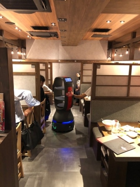 「焼肉の和民」が配膳ロボット「PEANUT」導入　接客品質の向上やホール業務の省力化と効率化、エンタメ面で期待