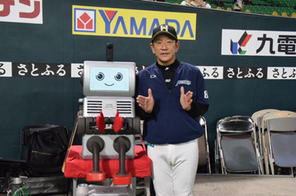 PepperやSpot、拍手ロボットが応援ダンスを披露 ホークス VS ファイターズ「＃ロボット応援大戦」柳田選手が欲しいロボットとは?