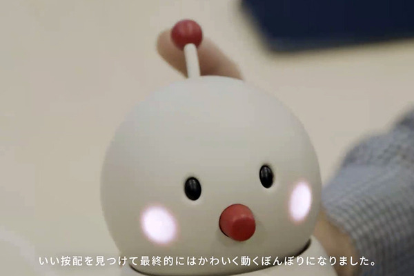家族の絆を繋ぐ未来のファミリーロボット「BOCCO emo」(ボッコ エモ)発表　光るほっぺと動くボンボリが可愛い　emo語も話す