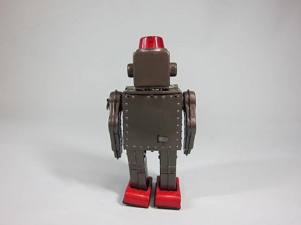 おもちゃの街「蔵前」に”映える”巨大なブリキロボットのモニュメント、東横INNの壁面に出現！正体は増田屋の「マイティ8」