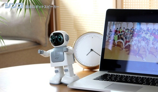 音楽を自動分析してシンクロダンスを披露「踊るロボットスピーカー シンゴ」国内正式販売開始