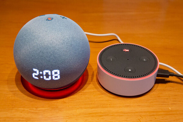 新型エコードットは球状デザインになって音質はどう変わった? 「Echo Dot with clock」(第4世代)速攻レビュー　第2世代「Echo Dot」と聴き比べ