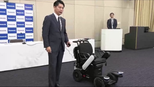 パナソニック、追従ロボティックモビリティ「PiiMo」を販売開始　空港や駅、商業施設を対象に
