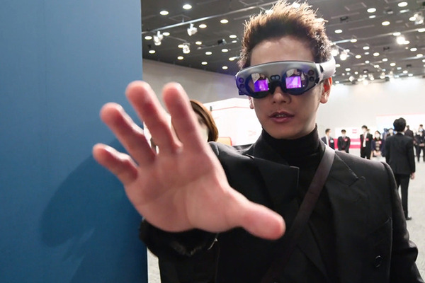 佐藤健さんがドコモの発表会に登場「XRシティ」を先行体験　「ドコモの5Gに期待するものは?」「自分の”ハヤい”ものは何?」に回答