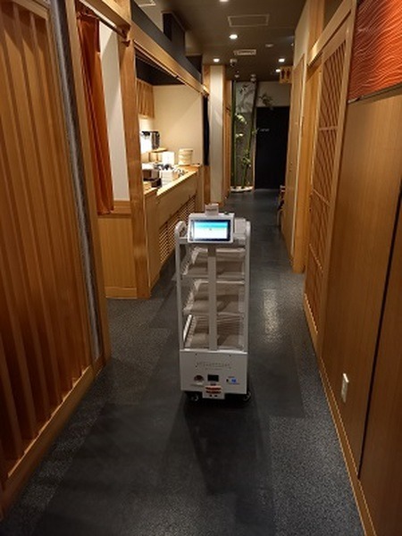 配膳ロボット「フルテラ」がお肉をテーブルまでお届け！下膳もOK 「個室ダイニング 天空 品川港南口」が実証実験