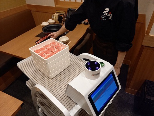 配膳ロボット「フルテラ」がお肉をテーブルまでお届け！下膳もOK 「個室ダイニング 天空 品川港南口」が実証実験