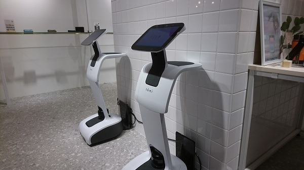 Alexaアプリ／スキルで注文・決済、自走型ロボットが案内・接客　リアルとデジタルの融合店舗「AZLM connected store」オープン