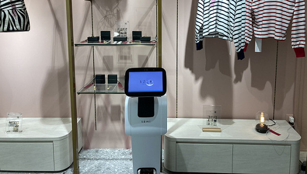 Alexaアプリ／スキルで注文・決済、自走型ロボットが案内・接客　リアルとデジタルの融合店舗「AZLM connected store」オープン