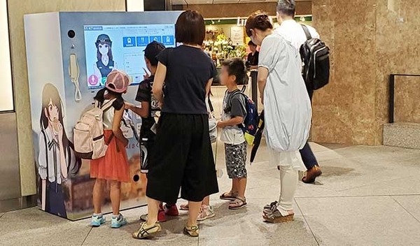 AI接客システム「AIさくらさん」の実証実験 12月から品川駅、海浜幕張駅、空港第2ビル駅で開始 非接触・自動検温機能を新たに搭載
