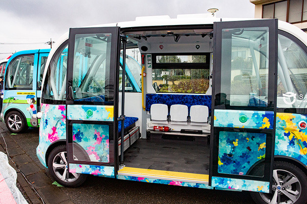 【日本初】自治体が自動運転バスを実用化、境町で一般公道を毎日走る！出発式／体験乗車／インフラ事情を写真と動画でレポート