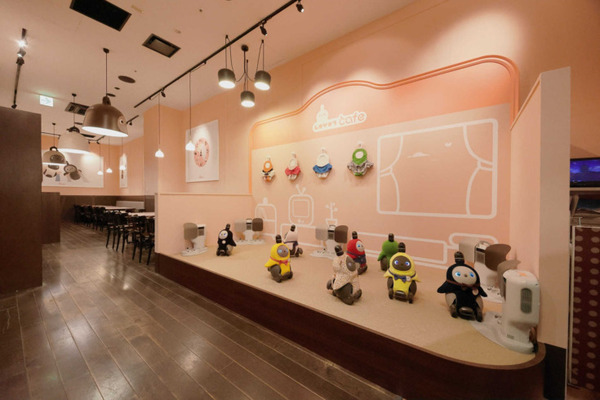 大人気の『LOVOT Cafe』がクリスマスケーキの予約受付を12月1日から開始 店内限定メニュー、限定デザインのコースターも登場