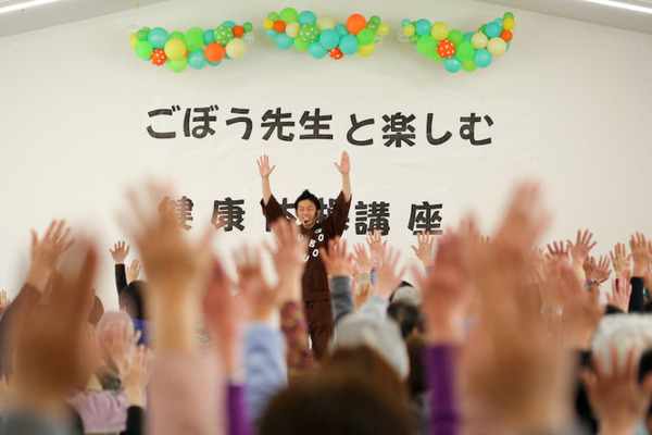 見守り会話ロボット「Tapia」を介護現場に無料提供 「ごぼう先生と介護現場でオンラインレクリエーション!」