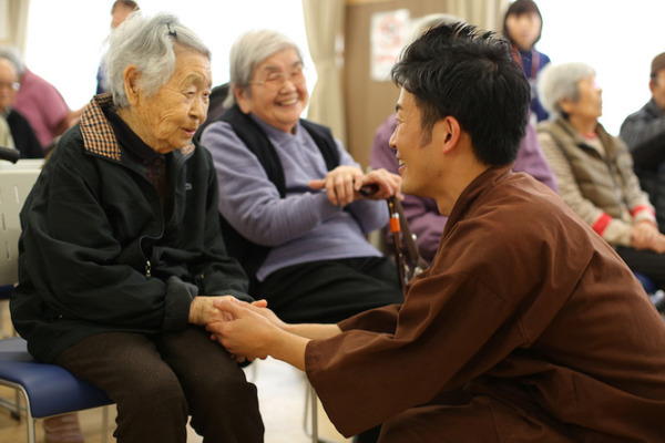 見守り会話ロボット「Tapia」を介護現場に無料提供 「ごぼう先生と介護現場でオンラインレクリエーション!」