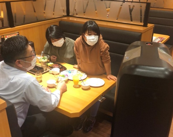 ステーキ宮がNECネッツエスアイの配膳ロボット「YUNJI DELI」を実験導入　従業員と接触機会を減少、利用者の安心感向上へ