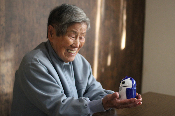 見守りAIロボット「ZUKKU」コミュニケーション機能を向上　離れて暮らす家族をゆるやかに見守る