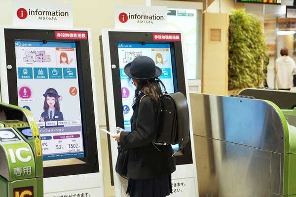 AI接客システム「AIさくらさん」が観光スポット、おすすめのお土産、駅構内などを案内 3駅で13台が稼働 来年1/31まで