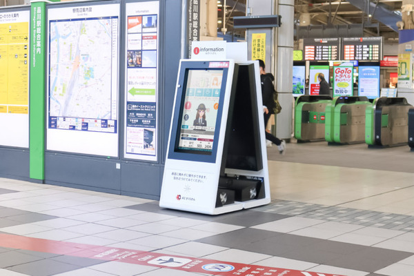 AI接客システム「AIさくらさん」が観光スポット、おすすめのお土産、駅構内などを案内 3駅で13台が稼働 来年1/31まで