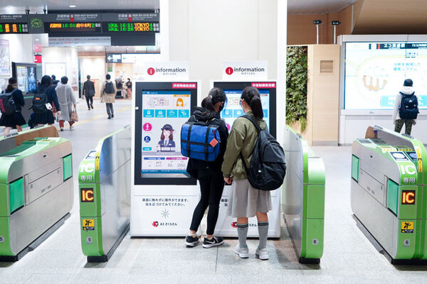 AI接客システム「AIさくらさん」が観光スポット、おすすめのお土産、駅構内などを案内 3駅で13台が稼働 来年1/31まで