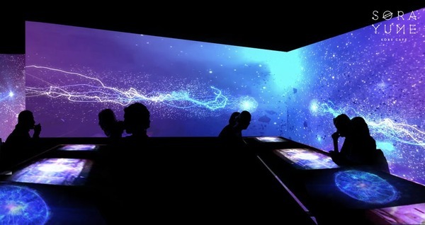宇宙空間がテーマの体験型カフェ「SORAYUME」(ソラユメ) 　人型ロボット「Pepper」がお出迎え、宇宙エレベーター体験も
