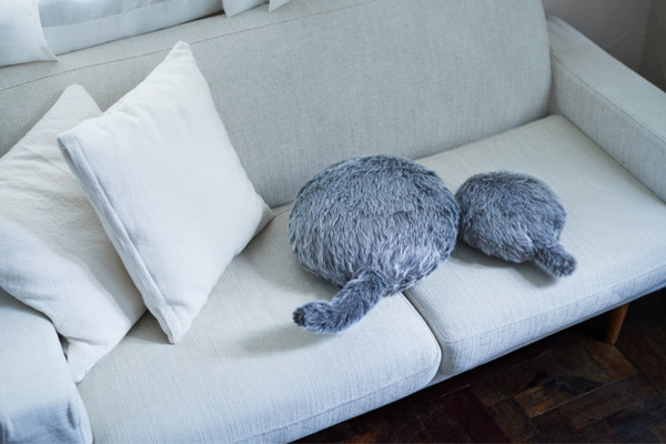 しっぽのついたクッション型の癒しロボット「Petit Qoobo」(プチ・クーボ) 12/19に一般発売！価格は9,000円