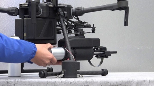 【世界初】ドローンにも付けられる「ロボット用遠隔型スプレー缶噴射装置」SABOT for Droneを発表　殺虫剤や塗料・薬剤スプレー等