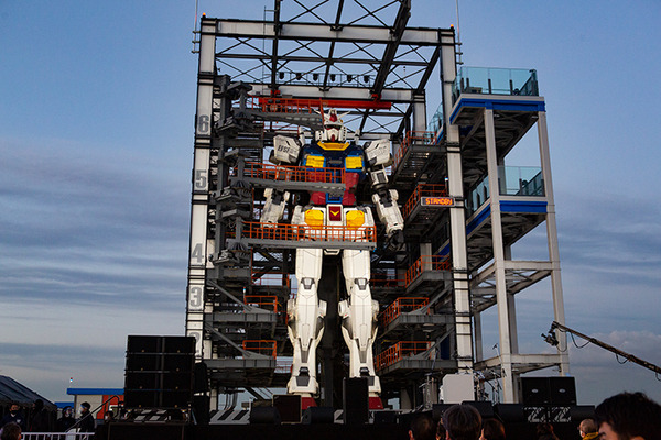 【速報】動く実物大ガンダム「オープニングセレモニー」で緊急事態!? 制御不能でひざまずく! LUNA SEAが熱唱「ガンダムファクトリー横浜」