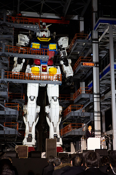 【速報】動く実物大ガンダム「オープニングセレモニー」で緊急事態!? 制御不能でひざまずく! LUNA SEAが熱唱「ガンダムファクトリー横浜」