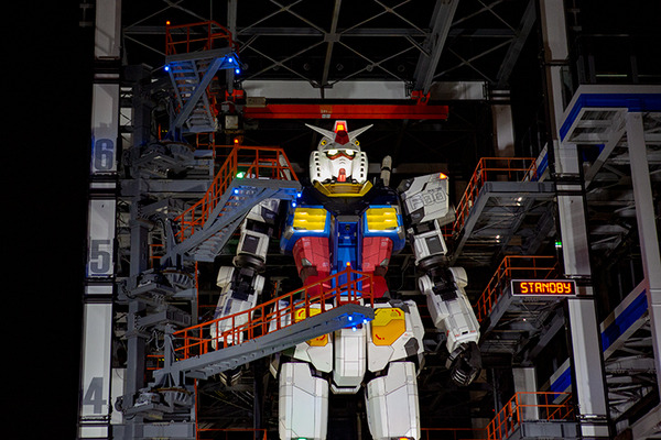 【速報】動く実物大ガンダム「オープニングセレモニー」で緊急事態!? 制御不能でひざまずく! LUNA SEAが熱唱「ガンダムファクトリー横浜」