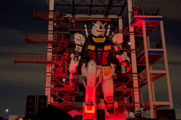 【速報】動く実物大ガンダム「オープニングセレモニー」で緊急事態!? 制御不能でひざまずく! LUNA SEAが熱唱「ガンダムファクトリー横浜」