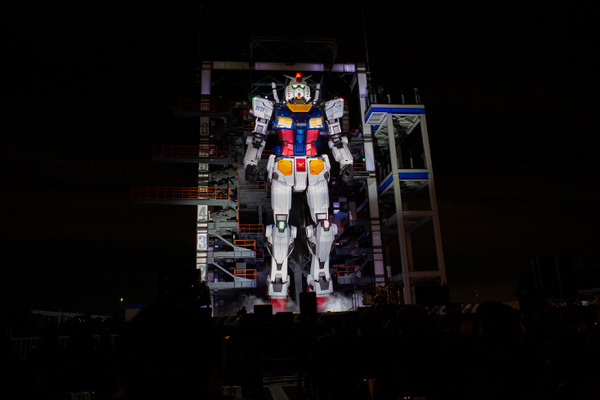 【速報】動く実物大ガンダム「オープニングセレモニー」で緊急事態!? 制御不能でひざまずく! LUNA SEAが熱唱「ガンダムファクトリー横浜」