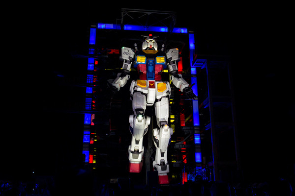【速報】動く実物大ガンダム「オープニングセレモニー」で緊急事態!? 制御不能でひざまずく! LUNA SEAが熱唱「ガンダムファクトリー横浜」