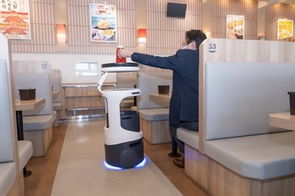 かっぱ寿司「川崎市ノ坪店」ソフトバンクロボティクスの配膳・運搬ロボット「Servi」をトライアル導入