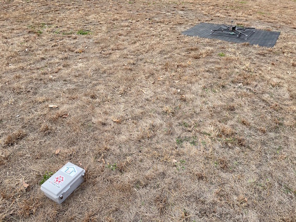 ドローンをピンポイントで自動着陸させる「ATランディングシステム」 GNSSとコンパスを活用した基地局を置くだけ　アトラックラボ
