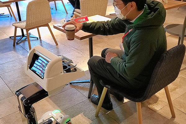 タリーズコーヒーで配膳ロボットの実証実験　豊田自動織機とTHKが参加「あいちロボットショーケース」レポート(2)