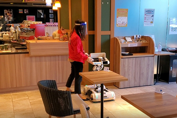 タリーズコーヒーで配膳ロボットの実証実験　豊田自動織機とTHKが参加「あいちロボットショーケース」レポート(2)