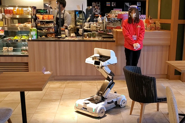 タリーズコーヒーで配膳ロボットの実証実験　豊田自動織機とTHKが参加「あいちロボットショーケース」レポート(2)