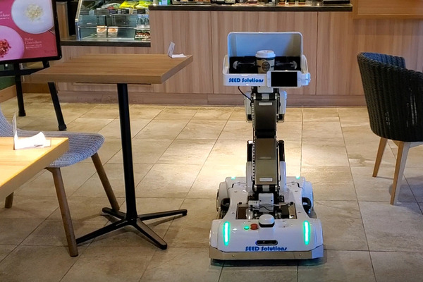 タリーズコーヒーで配膳ロボットの実証実験　豊田自動織機とTHKが参加「あいちロボットショーケース」レポート(2)