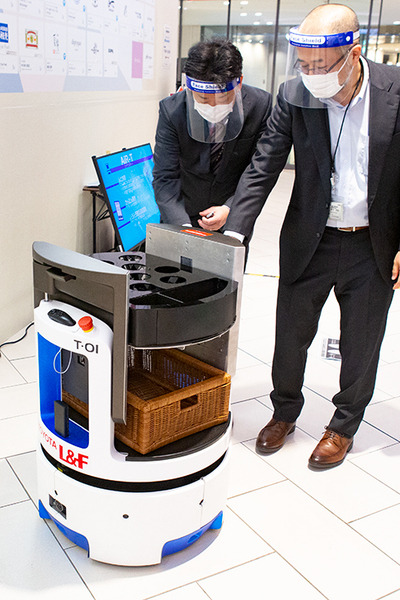 タリーズコーヒーで配膳ロボットの実証実験　豊田自動織機とTHKが参加「あいちロボットショーケース」レポート(2)