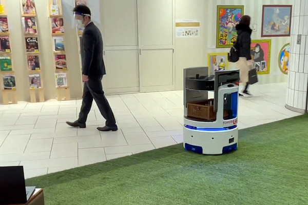タリーズコーヒーで配膳ロボットの実証実験　豊田自動織機とTHKが参加「あいちロボットショーケース」レポート(2)